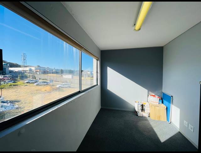 1,884M² OFFICE FOR SALE IN HALFWAY HOUSE